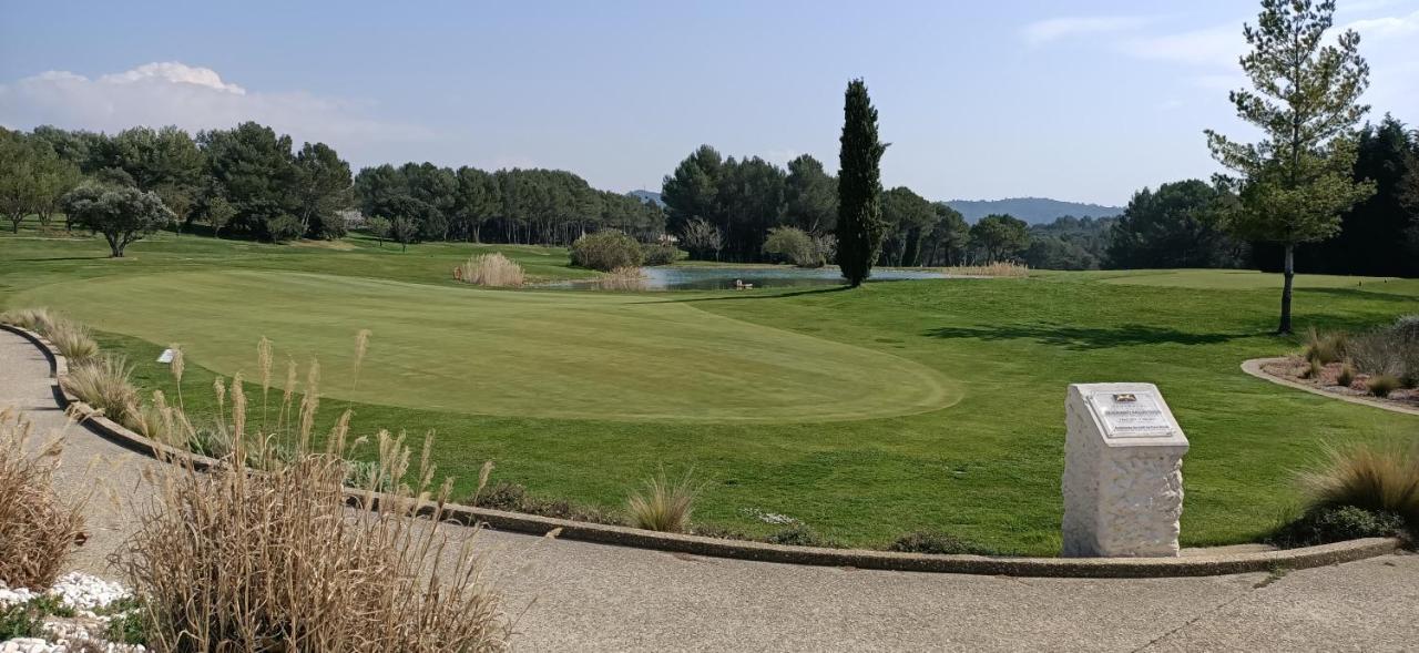 Charmant T2 Climatise Avec Belle Vue , Golf De Pont-Royal Малмор Екстериор снимка